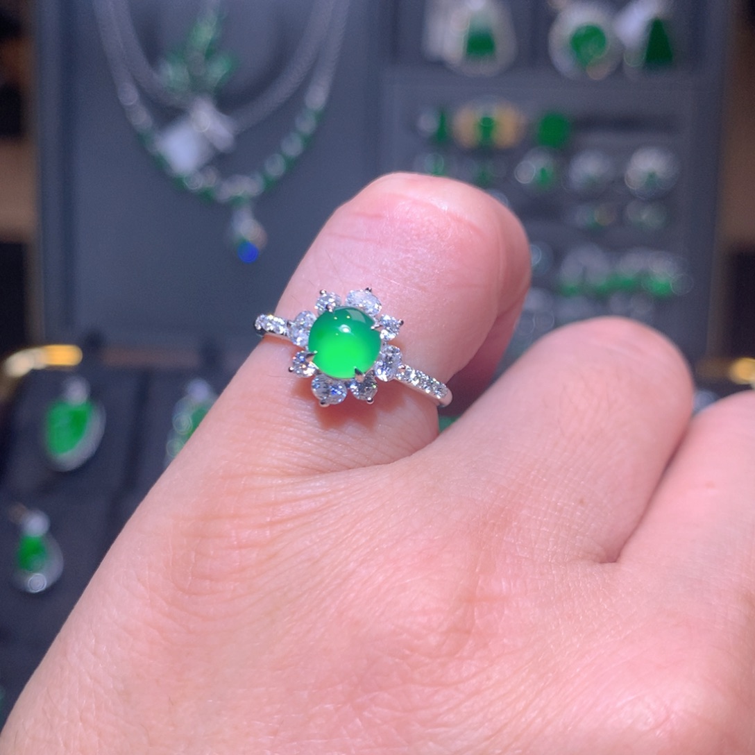 18K金镶嵌戒指翡翠蛋面