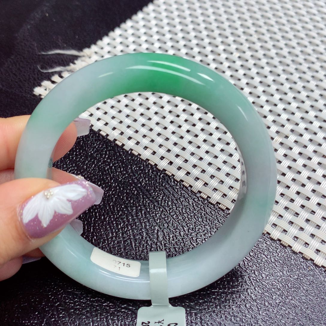 翡翠手镯未镶嵌缅甸