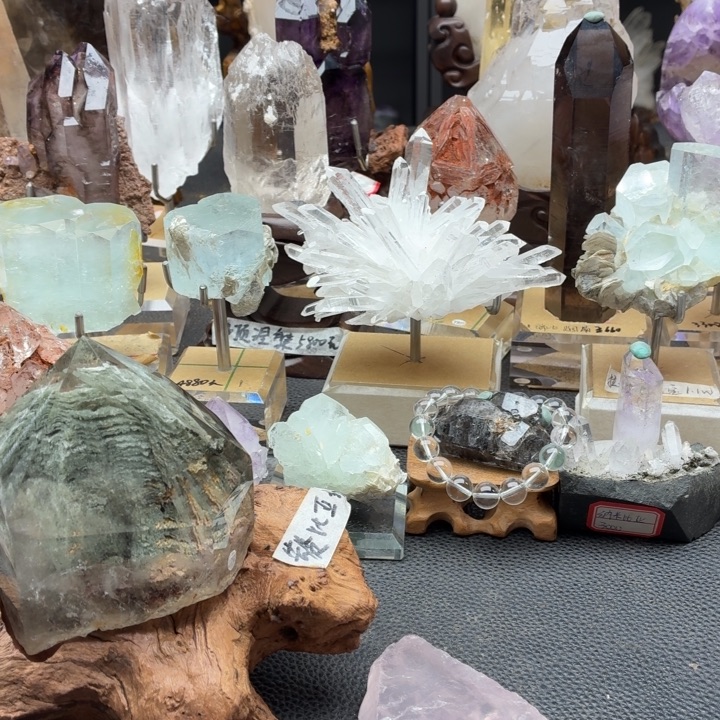 未镶嵌水晶摆件小杜