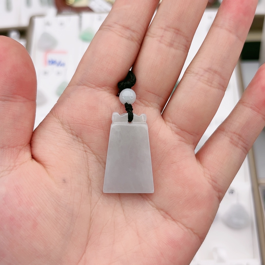 翡翠颈饰未镶嵌无事牌