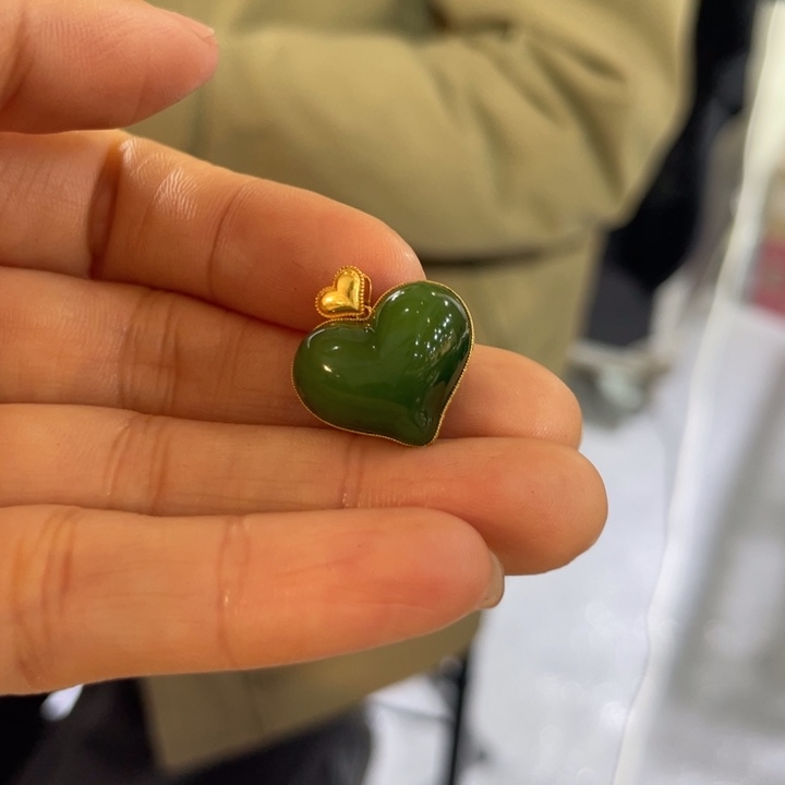 小***俭和田玉18K金镶嵌颈饰