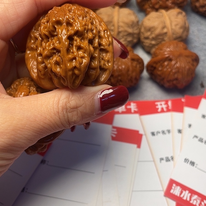 钱****文玩核桃吊坠霞云岭