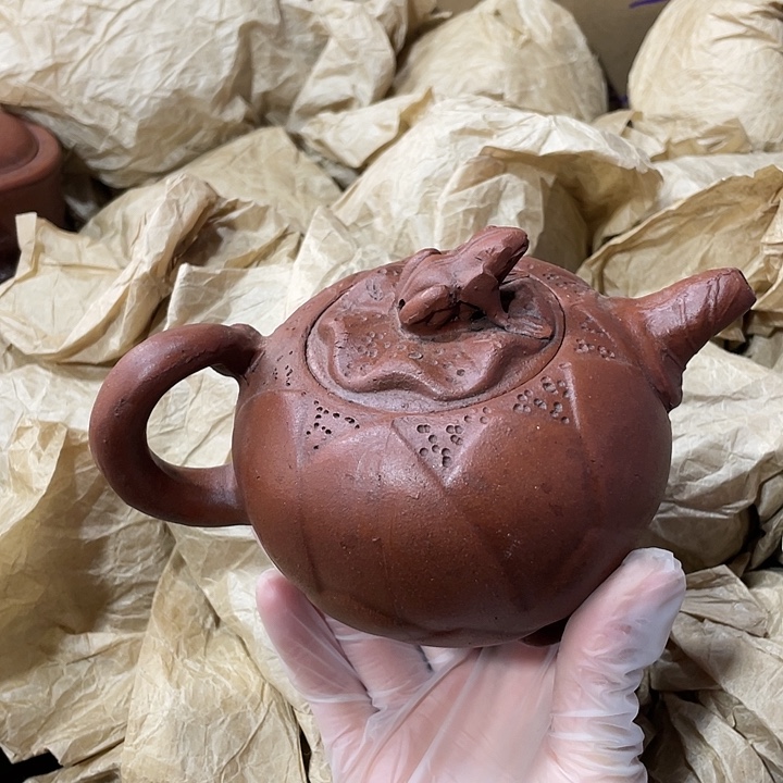 紫砂茶壶原矿泥料，手工制作一把紫砂壶。