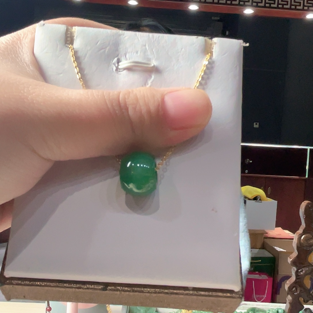 J***X密玉（石英质玉）未镶嵌颈饰