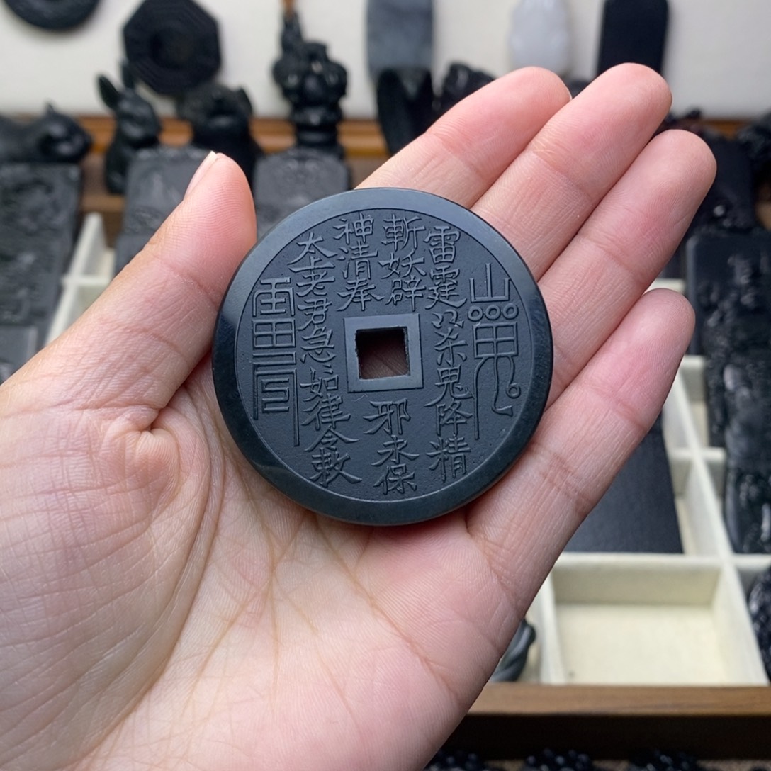 落***鱼和田玉未镶嵌颈饰