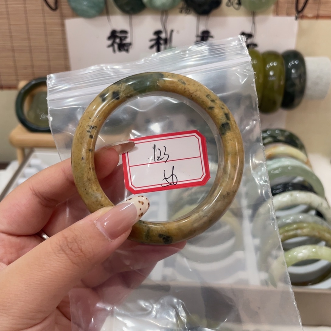 蛇纹石玉手镯未镶嵌