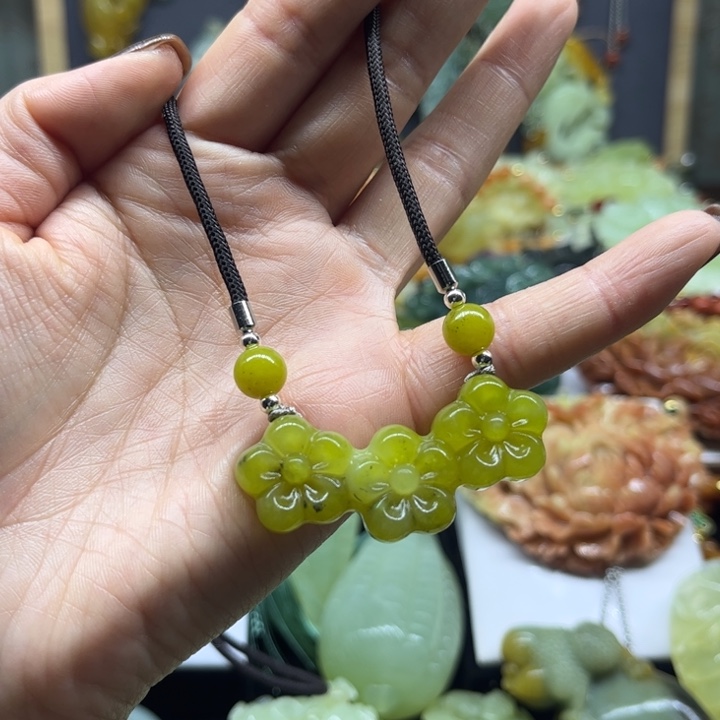 蛇纹石玉未镶嵌颈饰