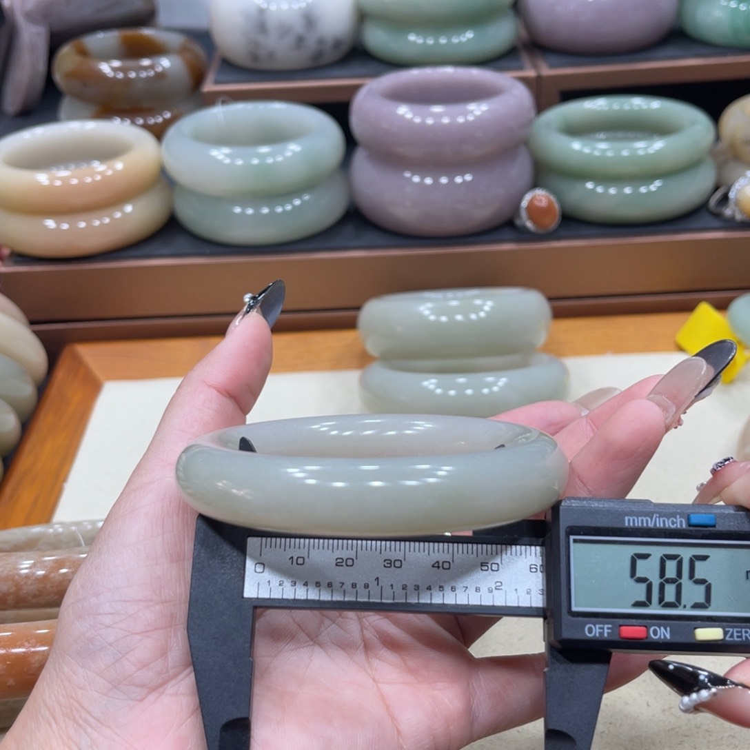 未镶嵌福利石英质玉