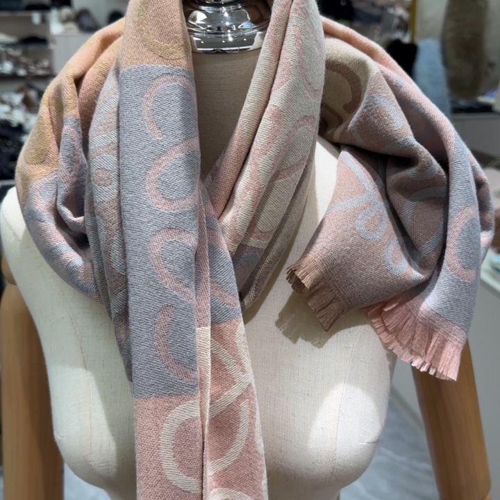 美丽诺羊毛围巾粉蓝花