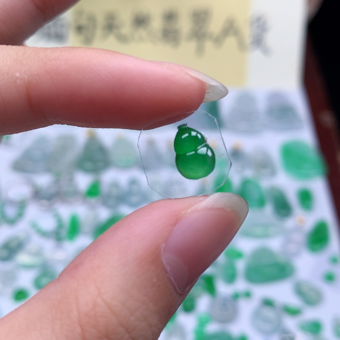 翡翠裸石缅甸天然A货翡翠阳绿葫芦
