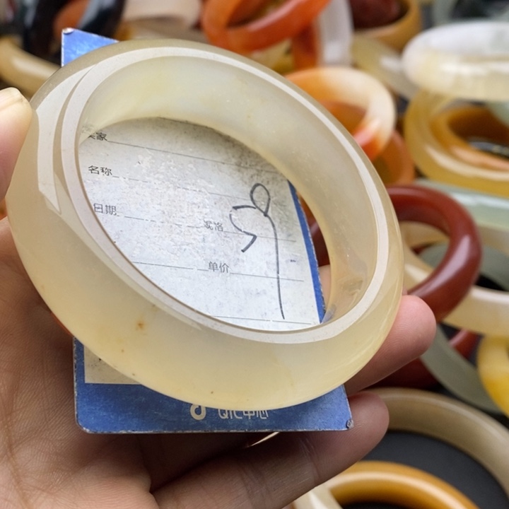 未镶嵌手镯石英质玉