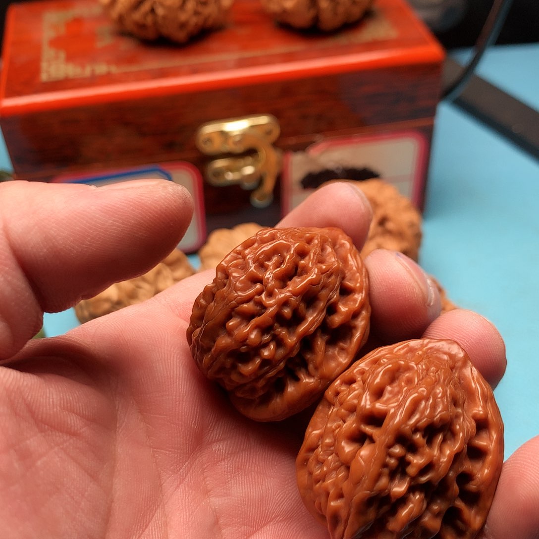 文玩核桃吊坠鸡心