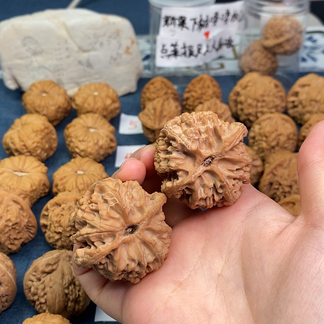 明***然文玩核桃把件苹果园