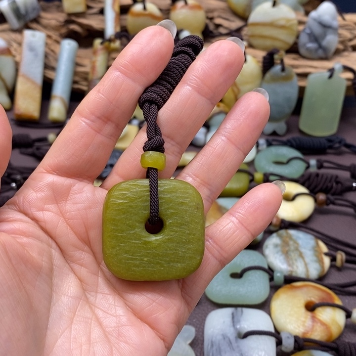 蛇纹石玉未镶嵌颈饰