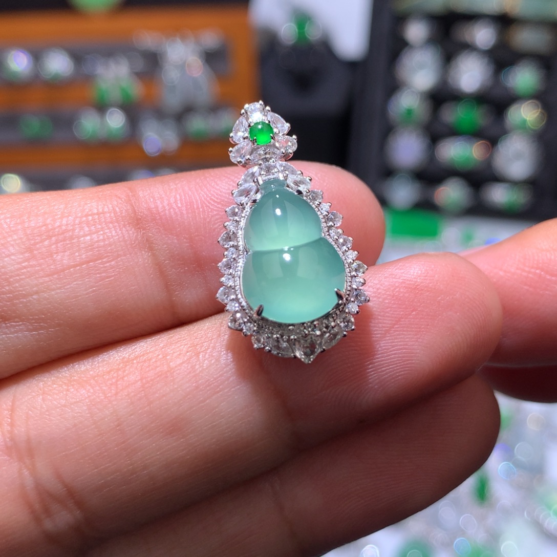 翡翠18K金镶嵌吊坠(赠链)