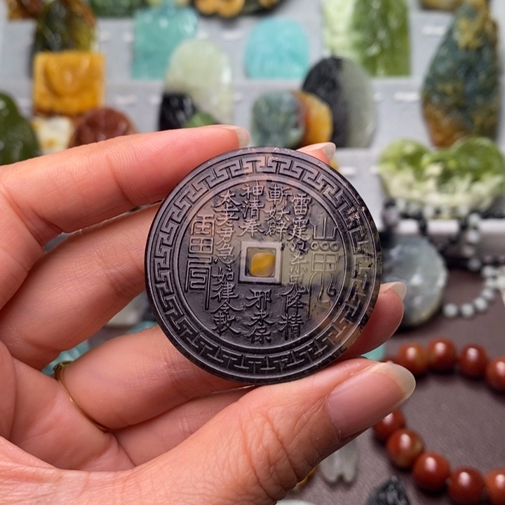 十***人蛇纹石玉未镶嵌颈饰