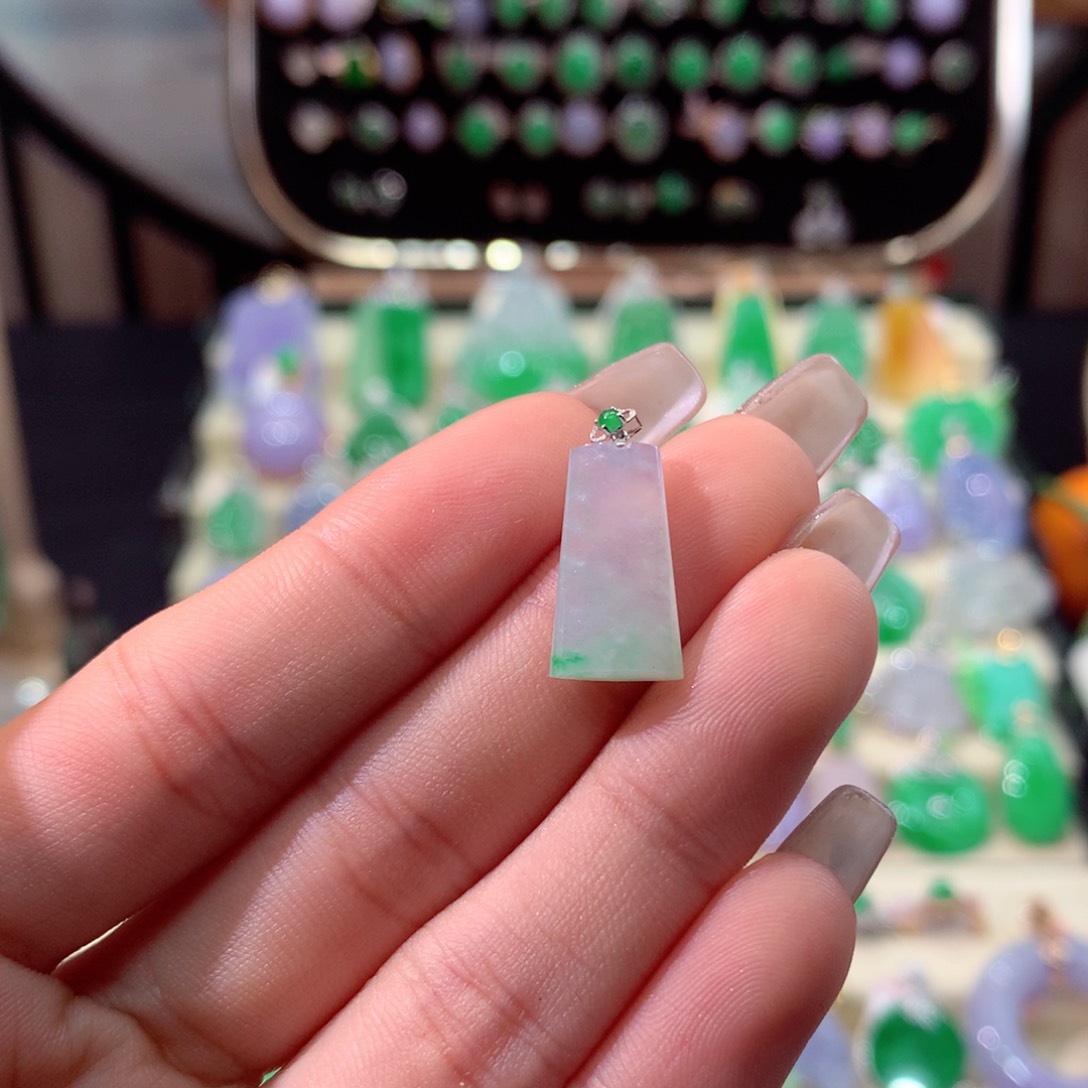 翡翠颈饰18K金镶嵌翡翠
