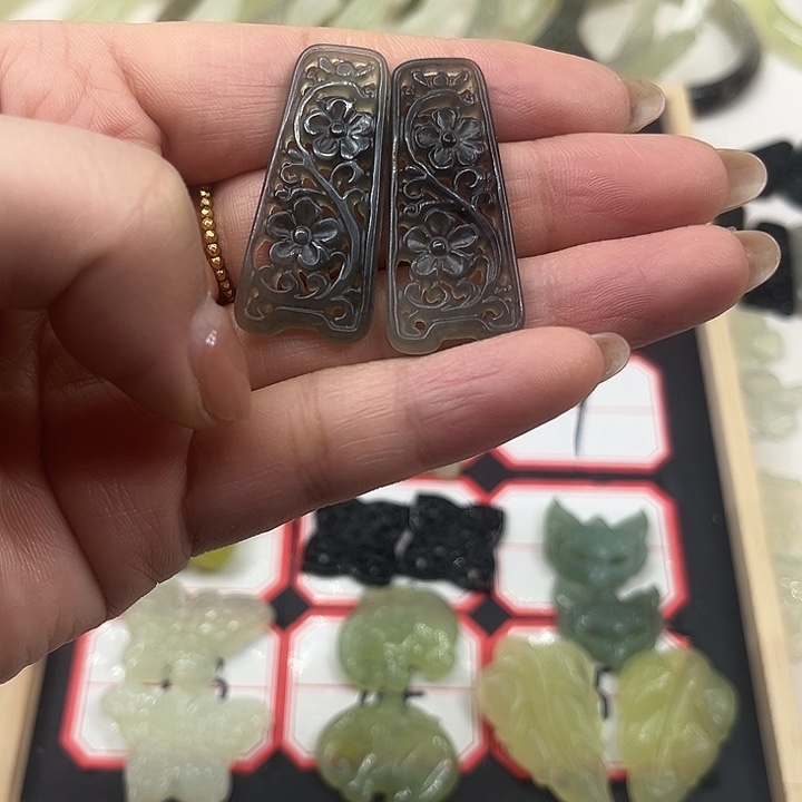 奺***狸蛇纹石玉合金颈饰