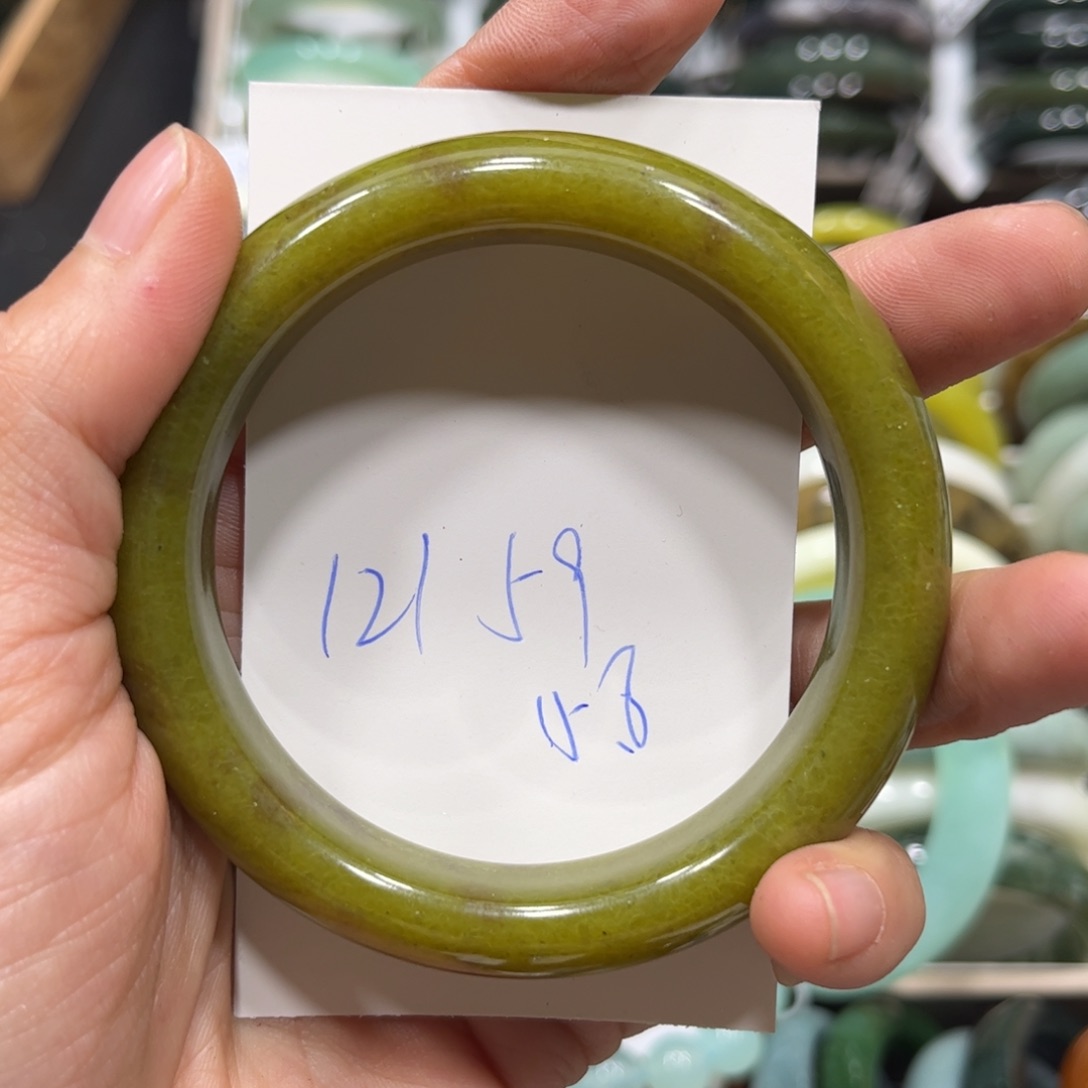 蛇纹石玉手镯未镶嵌