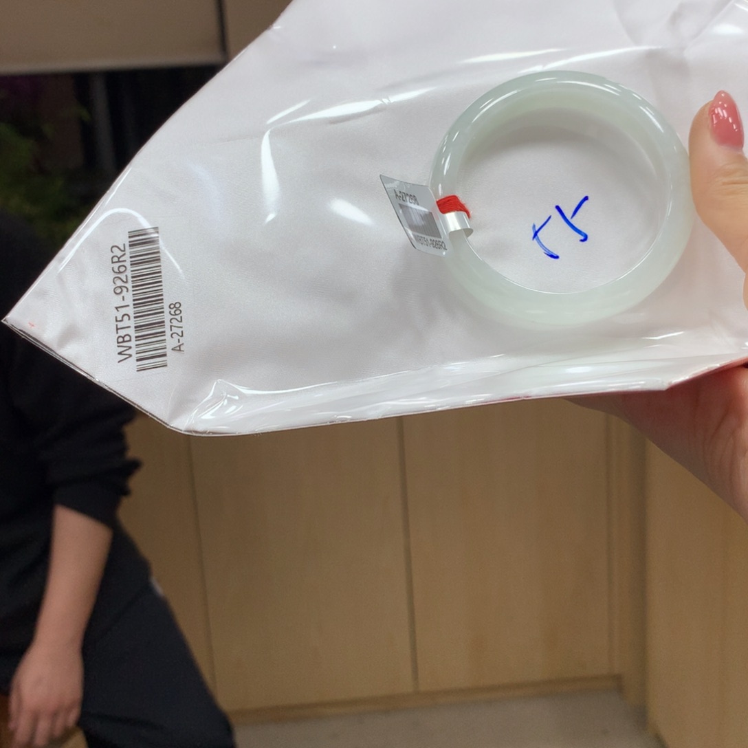 翡翠手镯未镶嵌不退不换