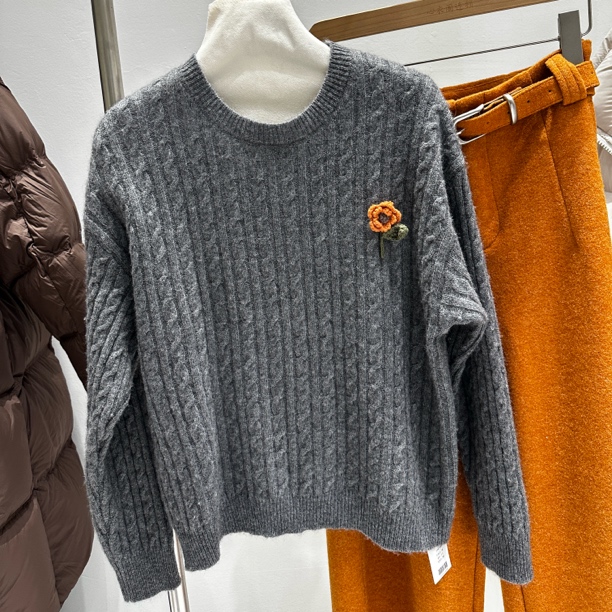 YINYIGE门店款绞花毛衣圆领羊毛衫