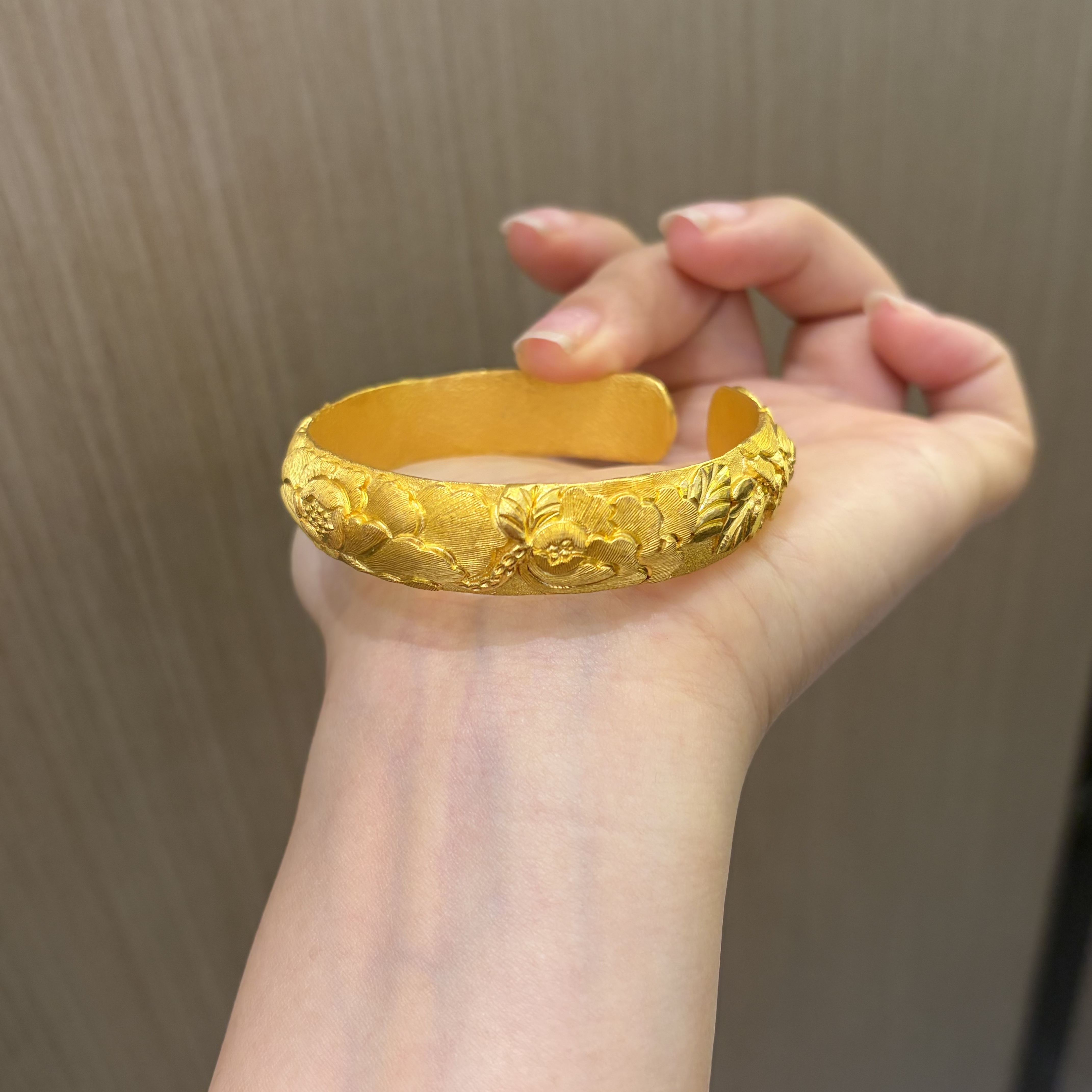 【菠萝珠宝】足金999 手工金錾刻牡丹花开口手镯  净金重：101.63克