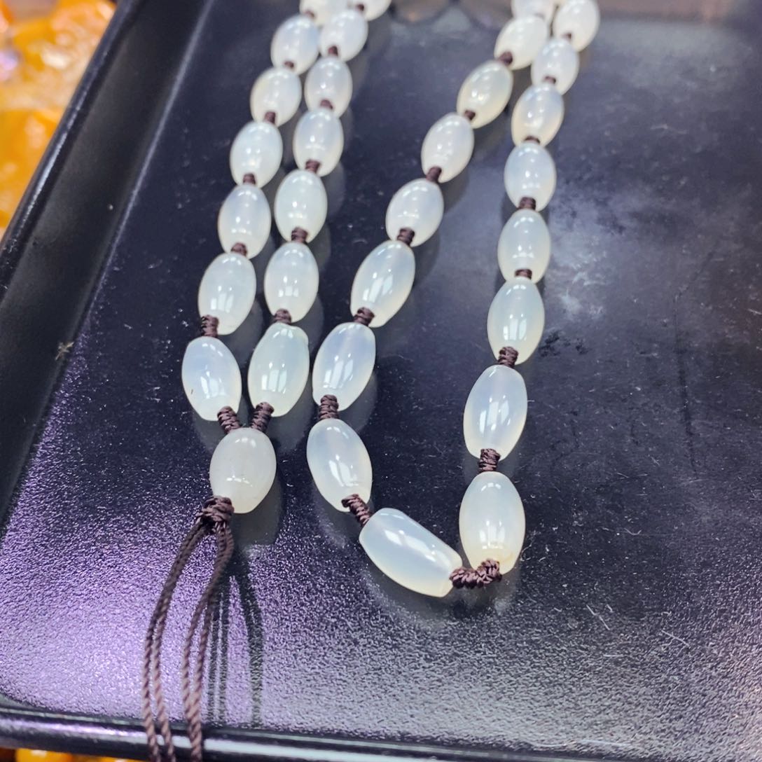 未镶嵌石英质玉（黄龙玉）颈饰