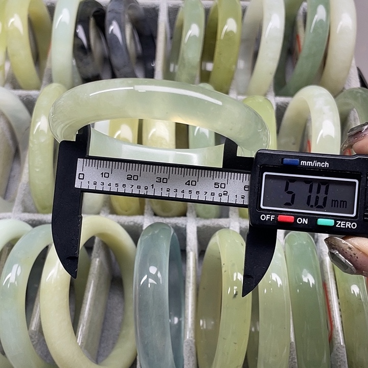 蛇纹石玉未镶嵌手镯600