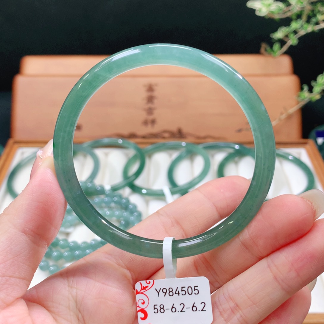 翡翠手镯未镶嵌天然