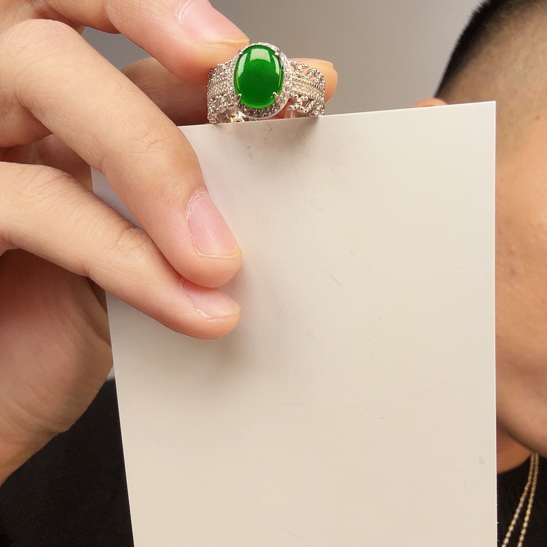 翡翠未镶嵌颈饰一件