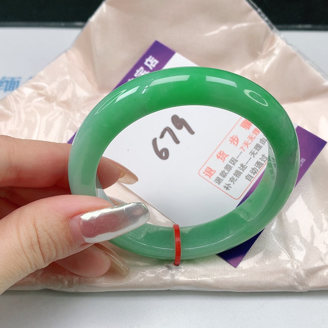 翡翠手镯未镶嵌翡翠手镯
