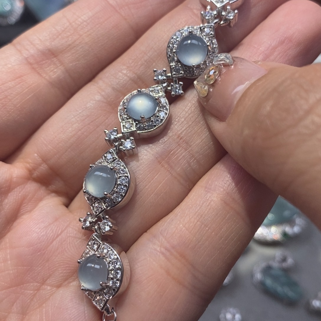 翡翠颈饰未镶嵌翡翠