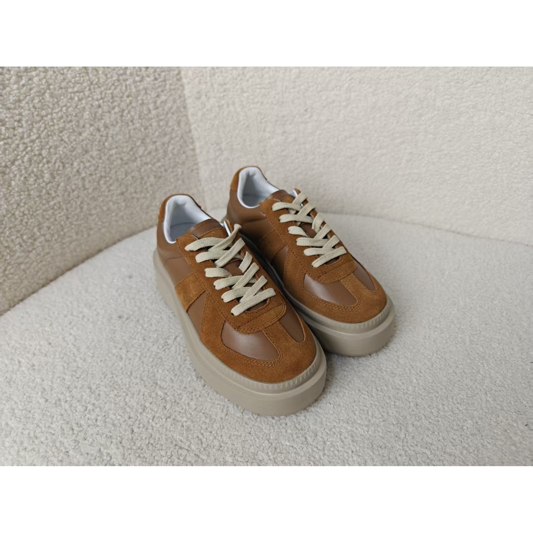 老王甄选 轻便简约休闲真皮反绒款女士厚底德训鞋