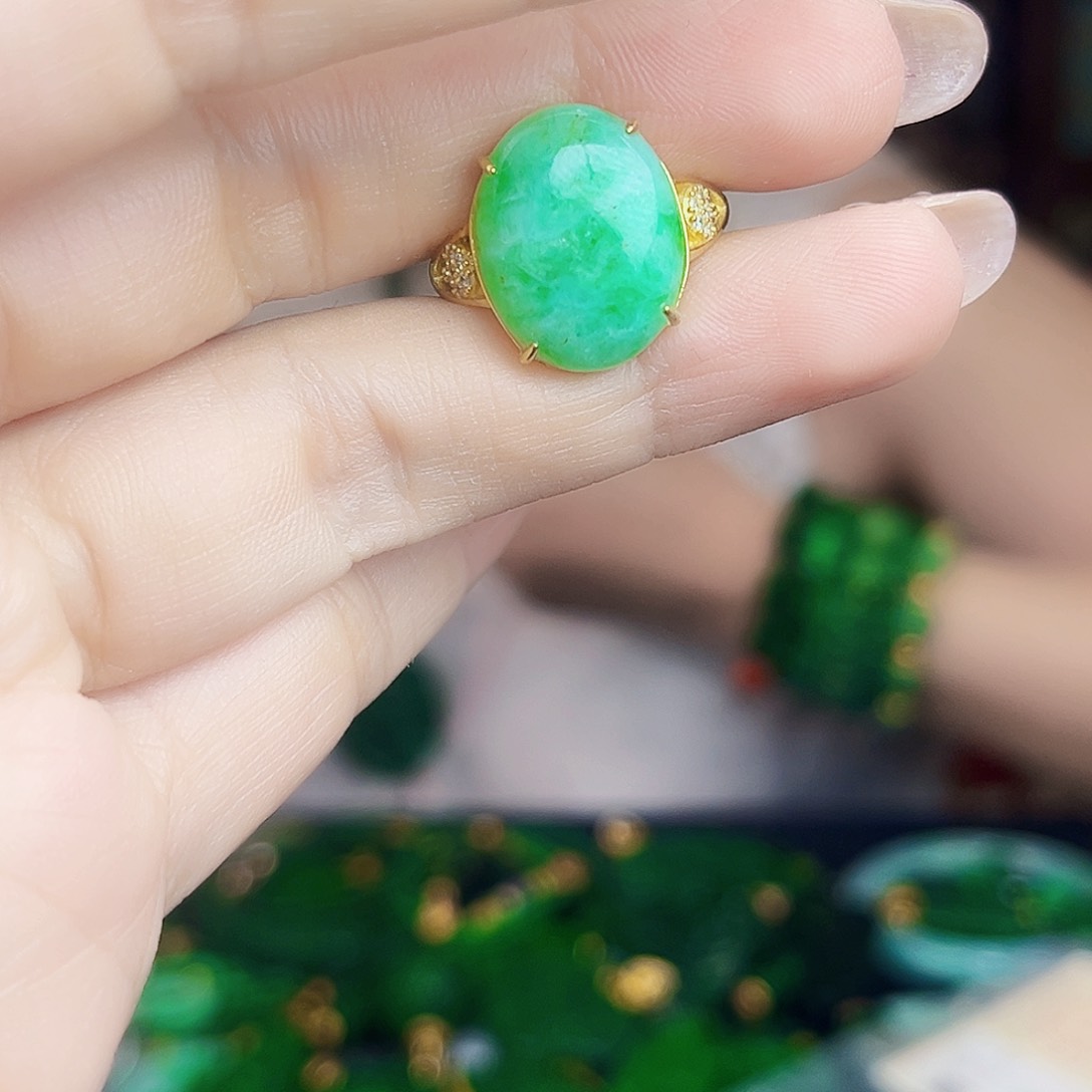 翡翠未镶嵌颈饰多样性