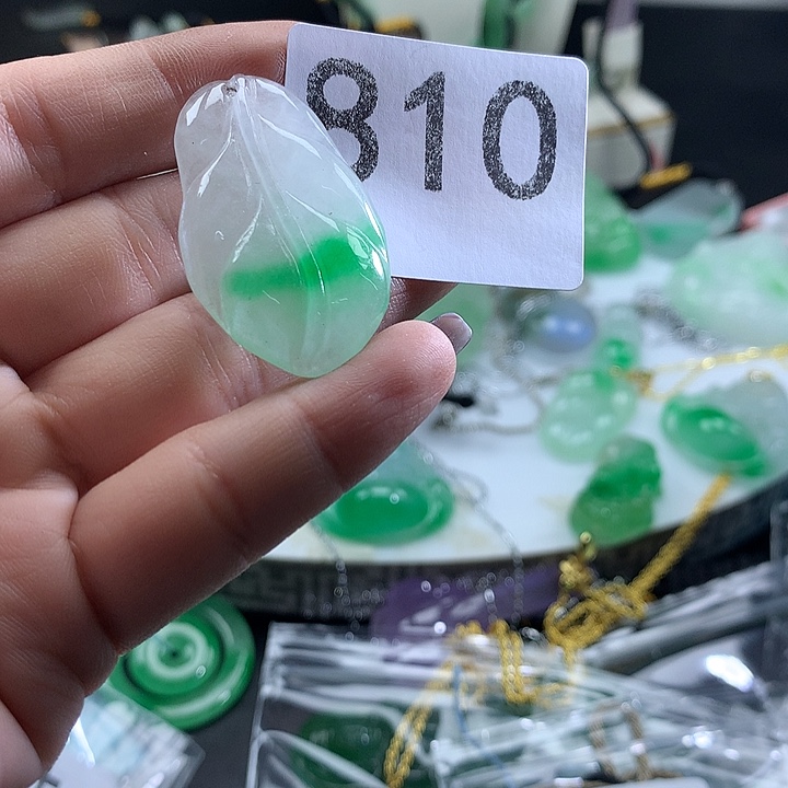 翡翠未镶嵌吊坠(赠链)