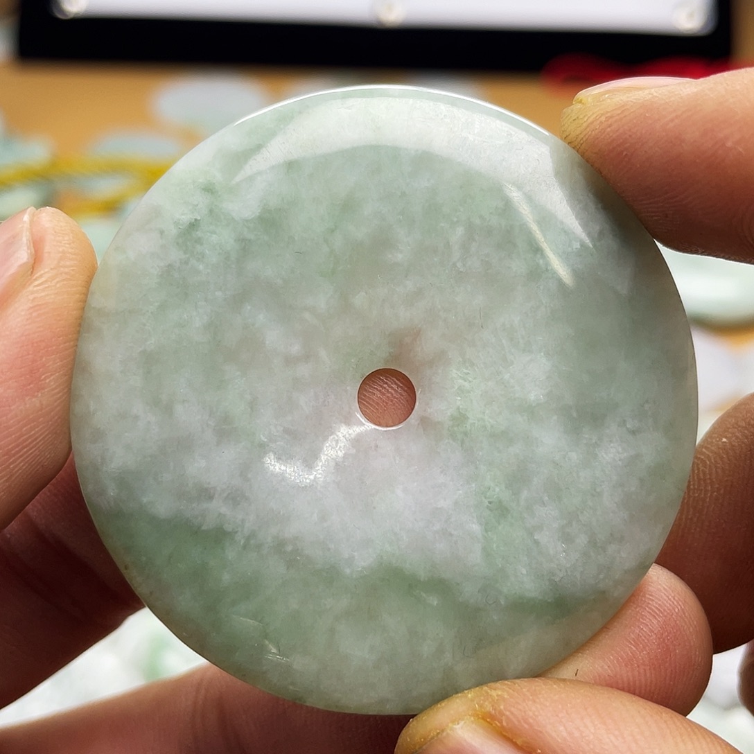 翡翠未镶嵌颈饰平安扣