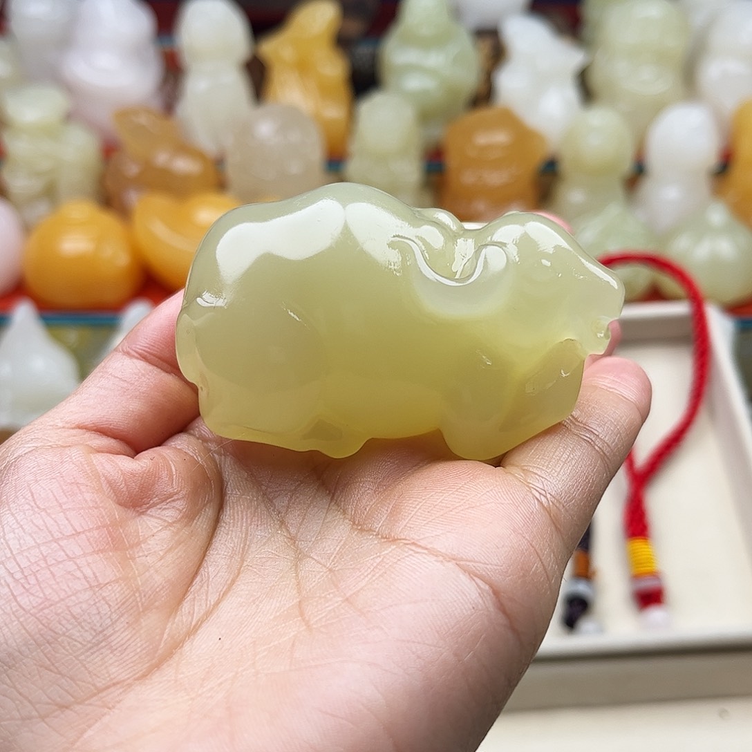 白***玛石材牛牛首吧摆件