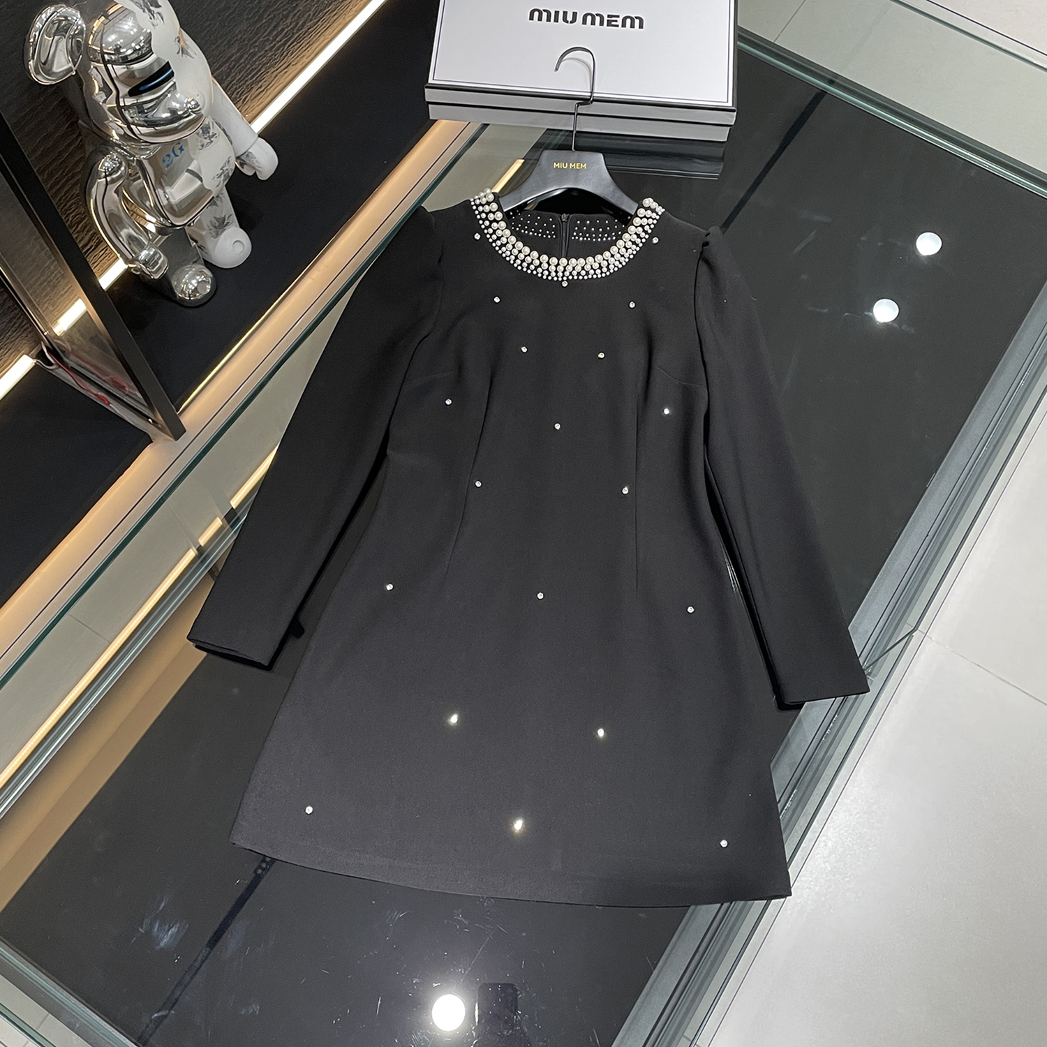 MIUMEM2025春季法式名媛风重工钉珠黑色收腰短款连衣裙DY6447