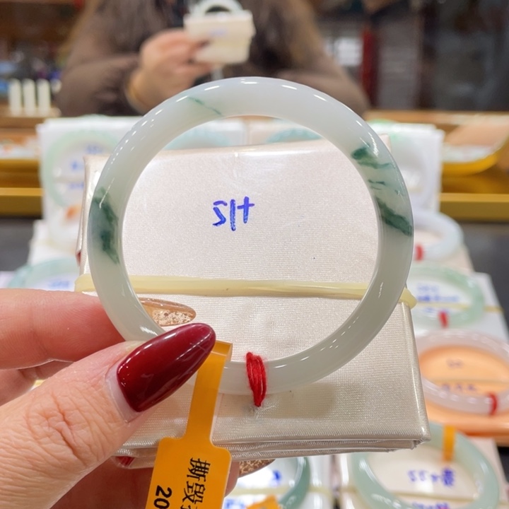 翡翠手镯未镶嵌翡翠