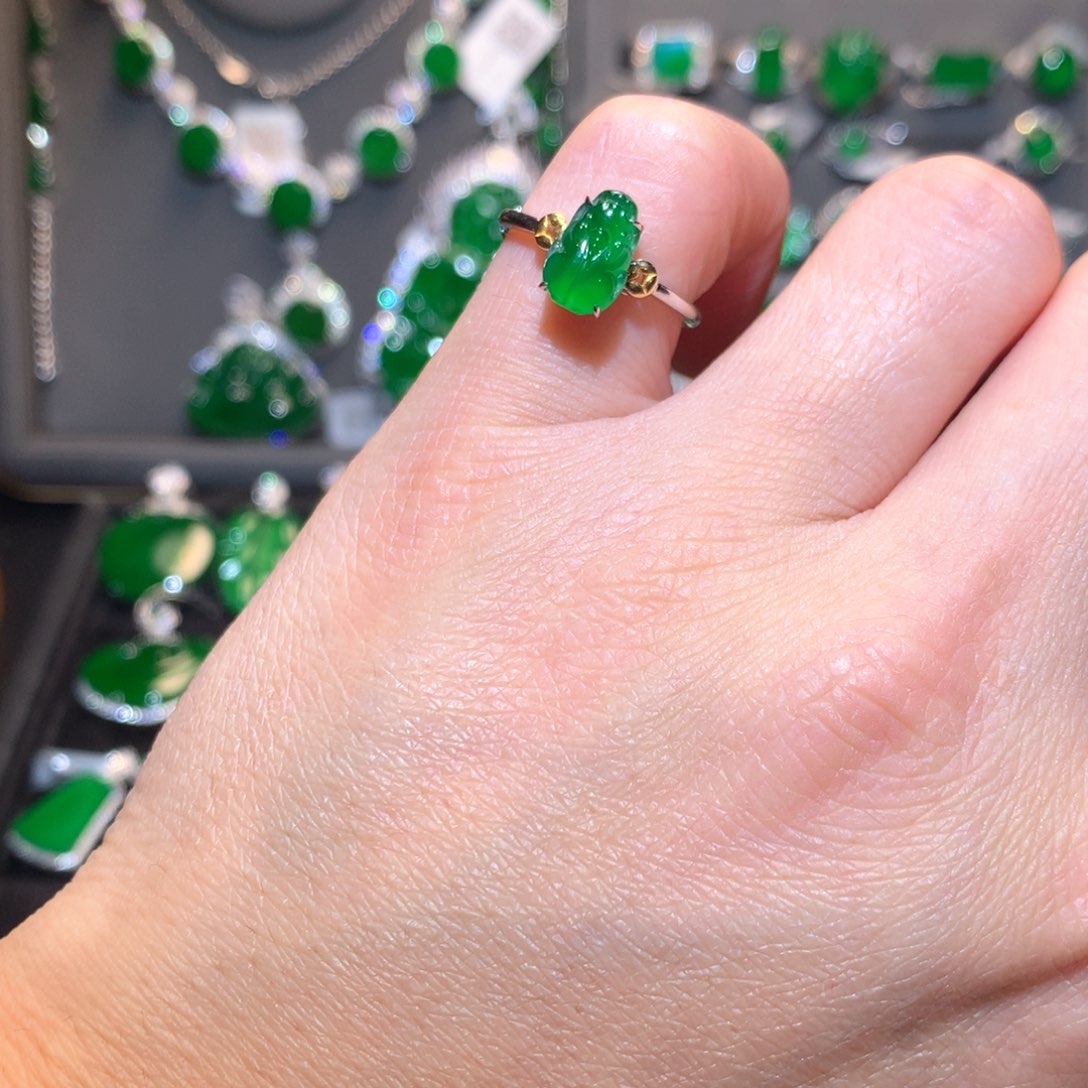 翡翠戒指18K金镶嵌天然翡翠