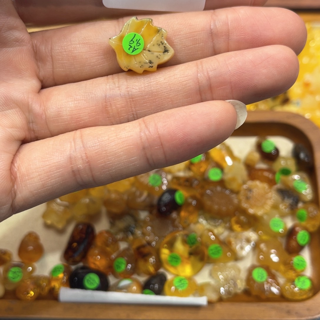 琥珀珠宝奇石未镶嵌