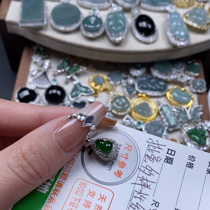 翡翠颈饰未镶嵌翡翠