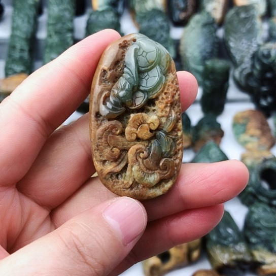 未镶嵌岫岩河磨玉（透闪石质玉）挂件