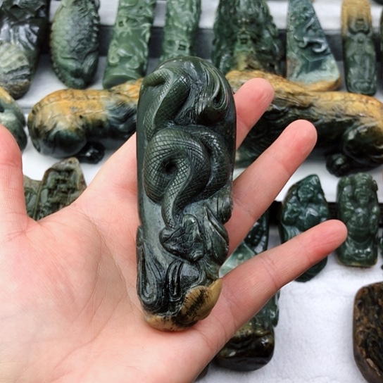 未镶嵌岫岩河磨玉（透闪石质玉）把件戈****?