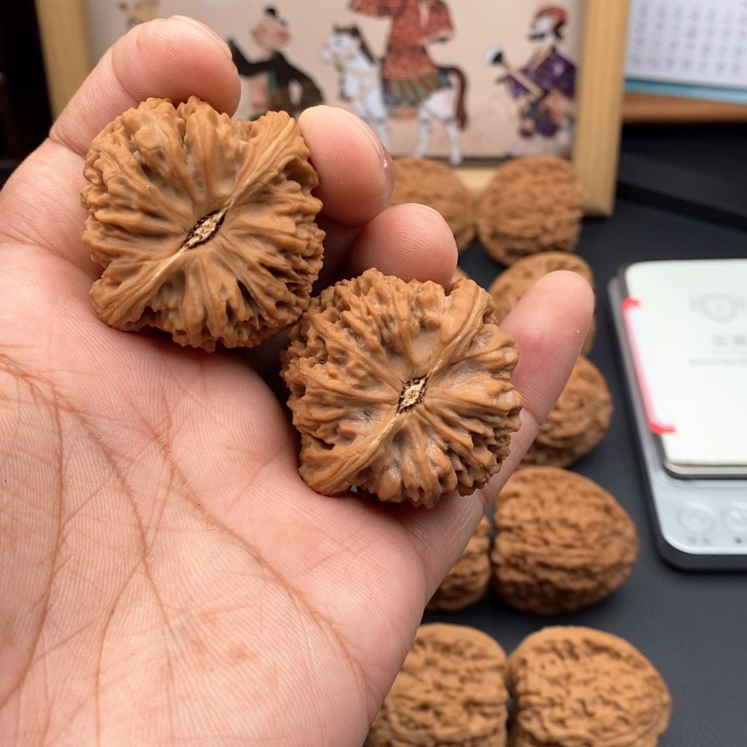 文玩核桃吊坠邪***梨好运南将石文玩核桃