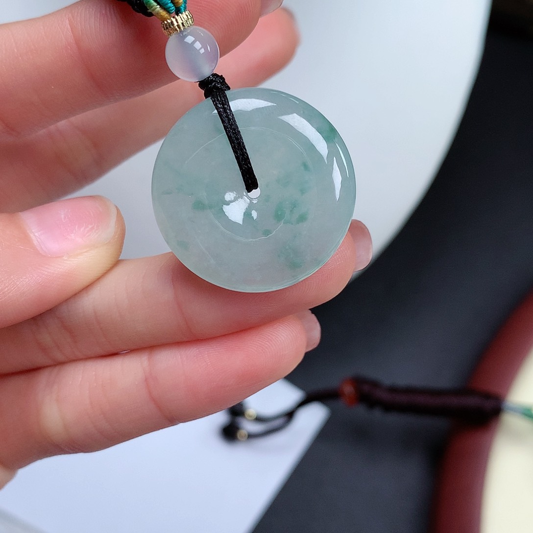 翡翠颈饰未镶嵌平安扣