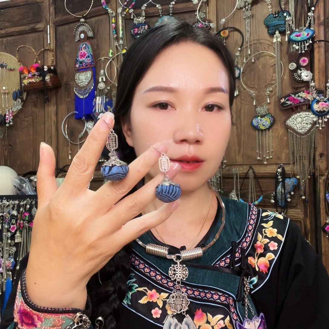 耳环是什么颜色呢