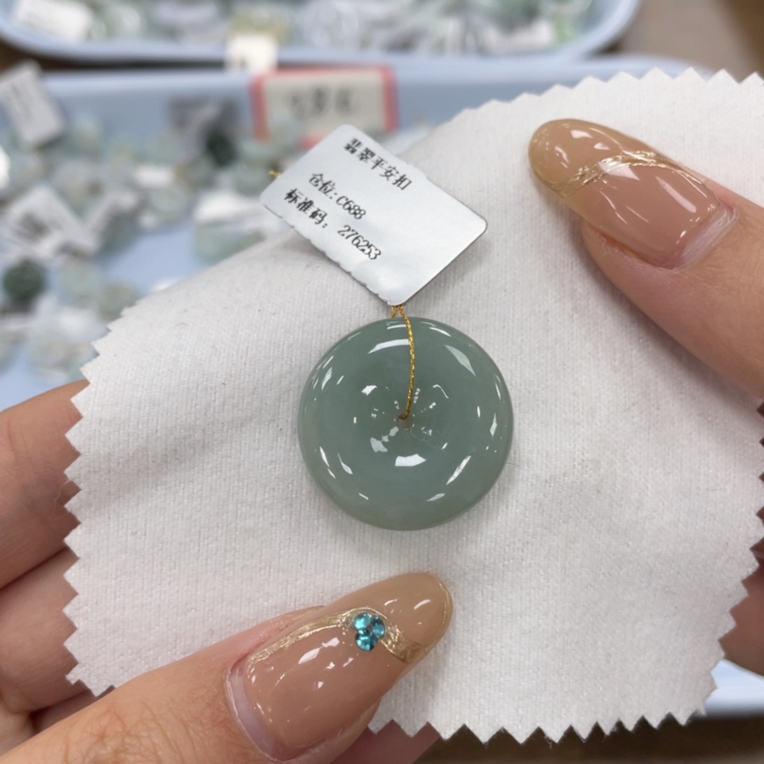 翡翠未镶嵌颈饰平安扣