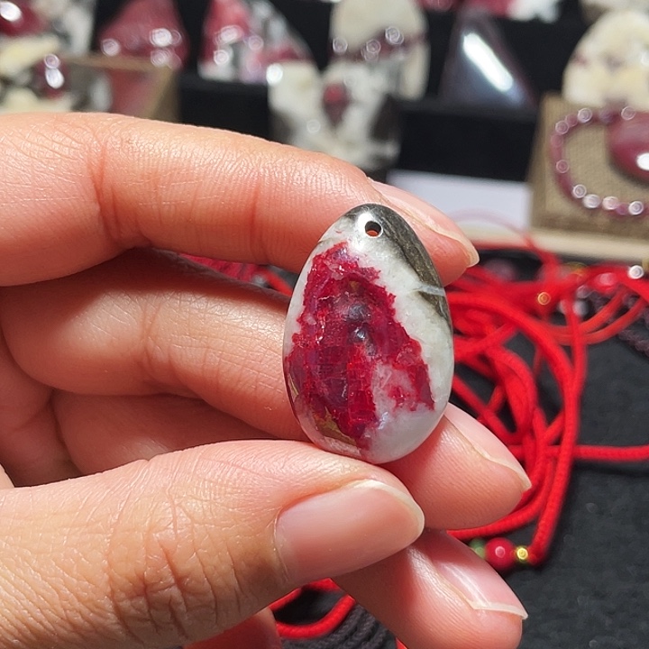 天然辰砂原石晶体吊坠