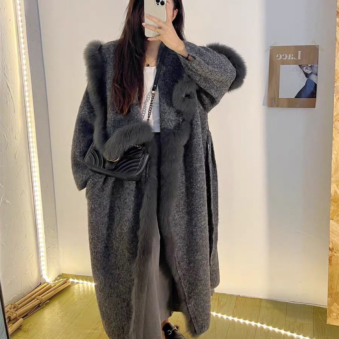 "慕雪裹暖"秋冬高级感狐狸毛过膝长款大翻领显瘦慵懒风毛衣外套